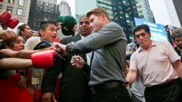 Saúl 'Canelo' Alvarez firma autografos a los aficionados en Times Square, durante la promoción de su pelea con Floyd Mayweather Jr. en Nueva York.