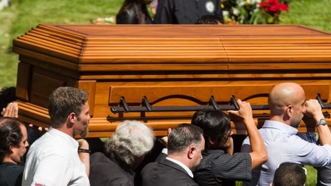 Un grupo de personas carga el féretro del esposo de la ex Miss Venezuela Mónica Spear, Henry Thomas Berry, durante su funeral en el Cementerio del Este en Caracas.