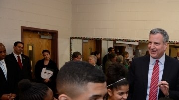 Viverito indicó que los medios que la atacaron son los mismos que estuvieron en contra de la candidatura del alcalde Bill de Blasio (en la foto con  estudiantes del Bronx School of Young Leaders).