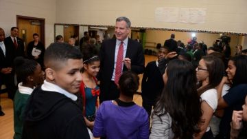 Viverito indicó que los medios que la atacaron son los mismos que estuvieron en contra de la candidatura del alcalde Bill de Blasio (en la foto con  estudiantes del Bronx School of Young Leaders).