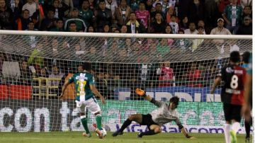 Carlos Peña saca de su zona al arquero del Atlas, Federico Vilar, para conseguir su segundo gol en el Nou Camp.