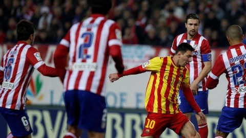 Lionel Messi (10), que ingresó en el segundo tiempo, no pudo perforar la portería del Atlético de Madrid. Al final, el Barcelona se llevó un punto del estadio Vicente Calderon, de la capital española y continúa en primer lugar de La Liga.