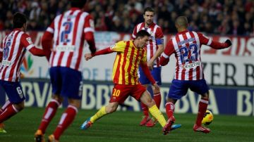 Lionel Messi (10), que ingresó en el segundo tiempo, no pudo perforar la portería del Atlético de Madrid. Al final, el Barcelona se llevó un punto del estadio Vicente Calderon, de la capital española y continúa en primer lugar de La Liga.