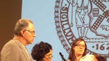 Carlos Menchaca, de origen mexicano, juramentando su cargo de concejal de Nueva York.