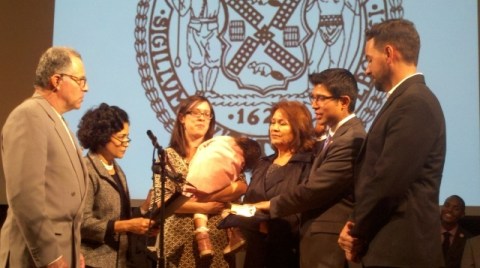 Carlos Menchaca, de origen mexicano, juramentando su cargo de concejal de Nueva York.