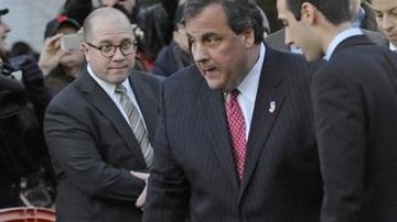 Chris Christie caminando frente a periodistas al salir de la alcaldía de la ciudad, en Fort Lee, Nueva Jersey, después de disculparse en persona con el alcalde Mark Sokolich.