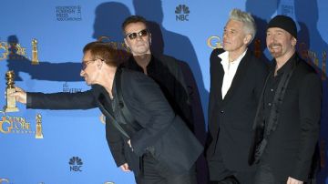 Bono con el Globo de Oro a Mejor Canción y el resto de U2.