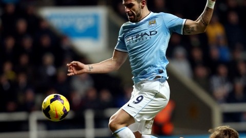 Alvaro Negredo anota el segundo gol de los 'Citizens'.