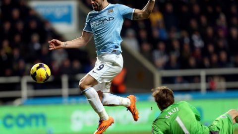 Alvaro Negredo anota el segundo gol de los 'Citizens'.