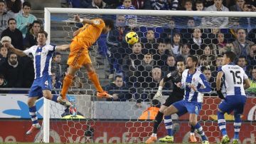 Así de alto saltó Pepe para conectar el frentazo que se convertirá en el gol del triunfo de Real Madrid.