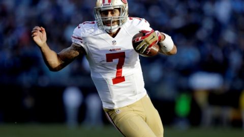 Colin Kaepernick lideró a los 49ers a una victoria sobre las Panteras que no pudieron detenerlo ni por aire ni por tierra.