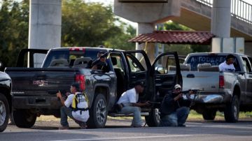 Miembros de un grupo de autodefensa  se enfrentaron con narcos en Michoacán, mientras que desconocidos incendiaron varios locales públicos.