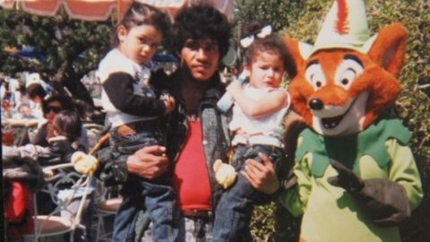 Buenos tiempos. Edgar Tamayo carga a una de sus hijas y la hija de su amigo Jesús Martínez en Los Ángeles.