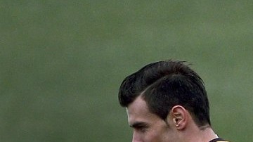 El delantero portugués del Real Madrid Cristiano Ronaldo (d), galardonado con el Balón de Oro 2013, junto al centrocampista galés Gareth Bale