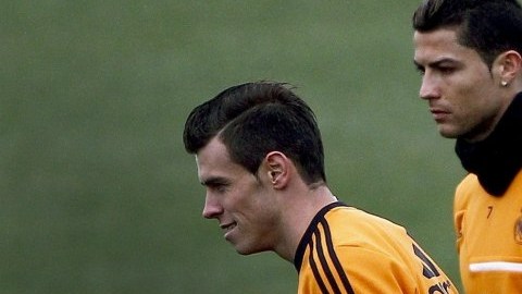 El delantero portugués del Real Madrid Cristiano Ronaldo (d), galardonado con el Balón de Oro 2013, junto al centrocampista galés Gareth Bale