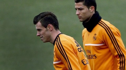 El delantero portugués del Real Madrid Cristiano Ronaldo (d), galardonado con el Balón de Oro 2013, junto al centrocampista galés Gareth Bale
