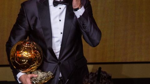 Cristiano Ronaldo seca sus lágrimas luego de recibir el premio Balón de Oro, el primero desde que conceden en conjunto la FIFA y la revista France Football.