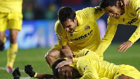 Jugadores del Villarreal celebran el doblete de Giovani dos Santos.