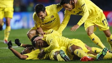 Jugadores del Villarreal celebran el doblete de Giovani dos Santos.