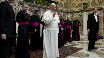 El Papa Francisco (c) sonríe durante un encuentro con los embajadores acreditados ante la Santa Sede, en Ciudad del Vaticano.