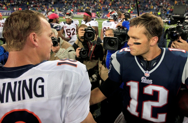 Peyton Manning (izq.), mariscal de Denver, y Tom Brady, su contraparte en New England, tendrán otro   duelo el domingo.