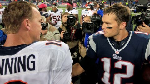 Peyton Manning (izq.), mariscal de Denver, y Tom Brady, su contraparte en New England, tendrán otro duelo el domingo.
