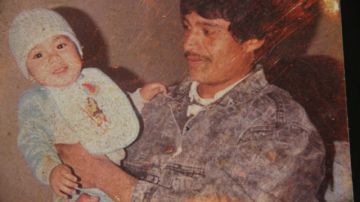 Edgar Tamayo cuando a sus 23 años cargaba a  su hija Wendy.