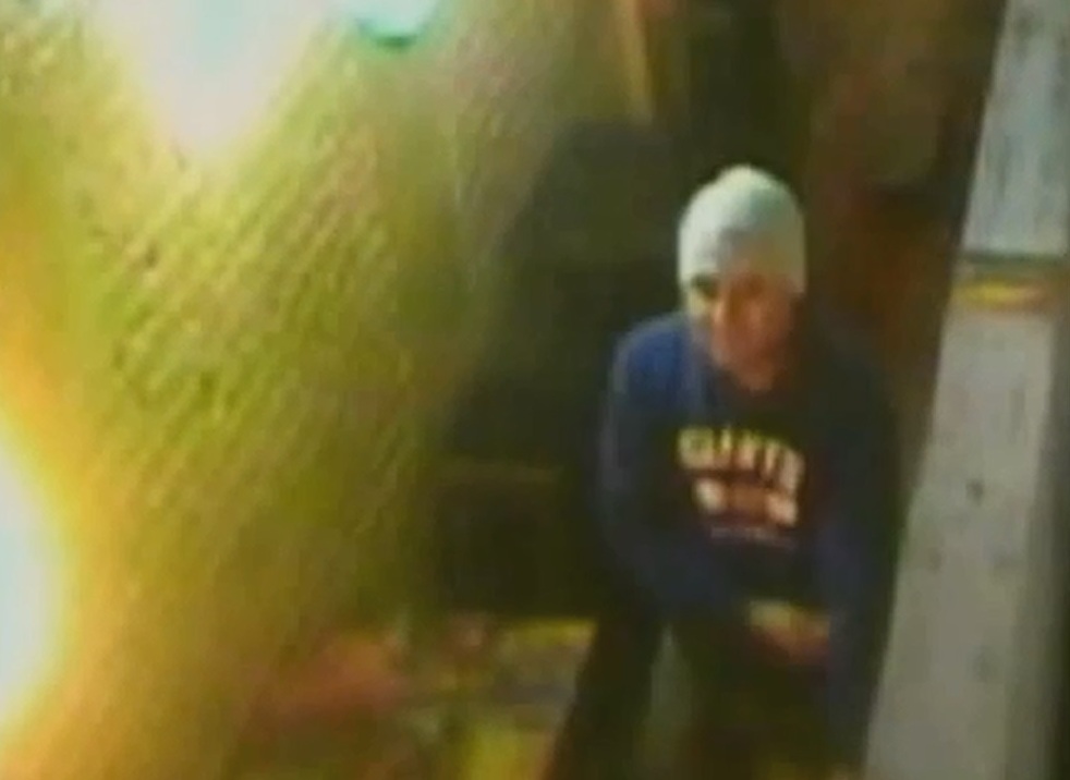 Imagen sacada del video de vigilancia que presentó la Policía y en cual se ve al sospechoso que vestía un suéter azul, pantalones jeans y una gorra blanca.