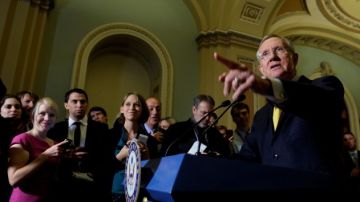 El senador Harry Reid durante una rueda de prensa realizada en Washington, luego de la aprobación de la medida presupuestaria.