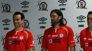 Los jugadores del Cruz Azul presentaron la nueva playera de la Máquina Celeste