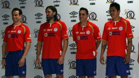 Los jugadores del Cruz Azul presentaron la nueva playera de la Máquina Celeste