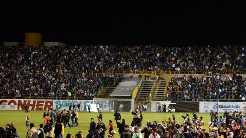Una bronca en las tribunas obligó a los aficionados a resguardarse en la cancha