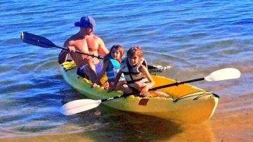 William Levy compartió esta foto remando en una canoa con sus hijos Kailey y Christopher.