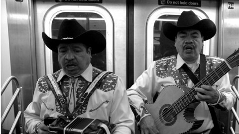 Las interpretaciones de grupos de música norteña en el “subway” de NYC muestran la diversidad cultural en la Gran Manzana.