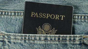 El grupo entregaba a los viajeros pasaportes norteamericanos, europeos y visas originales que eran robados y luego suplantados con fotos de las personas, detalló la Policía Nacional.