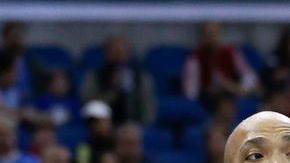 Taj Gibson de los Chicago Bulls' observa bsus opciones ante la mirada de Andrew Nicholson.