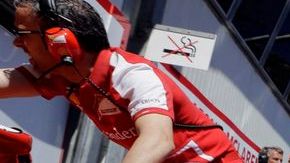 En la foto, el monoplaza Ferrari de Fernando Alonso en los pits del circuito de Mónaco.