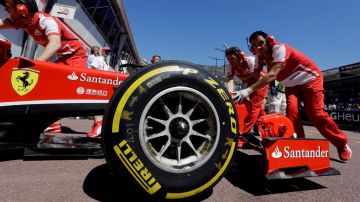 En la foto, el monoplaza Ferrari de Fernando Alonso en los pits del circuito de Mónaco.