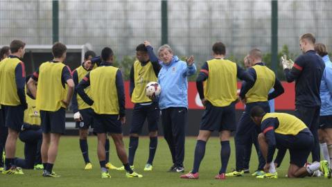 El entrenador de la selección de fútbol inglesa, Roy Hodgson (c), da instrucciones a sus jugadores durante un entrenamiento en Londres (Reino Unido). EFE/Archivo