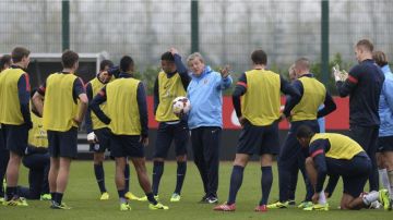 El entrenador de la selección de fútbol inglesa, Roy Hodgson (c), da instrucciones a sus jugadores durante un entrenamiento en Londres (Reino Unido). EFE/Archivo