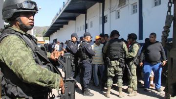 La policía custodia las inmediaciones de la alcladía de Pradera tras el ataque de la guerrilla colombiana.