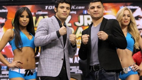 Julio César Chávez (izq.) y Brian Vera en la clásica foto de promoción, ayer, en el Alamodome de San Antonio.