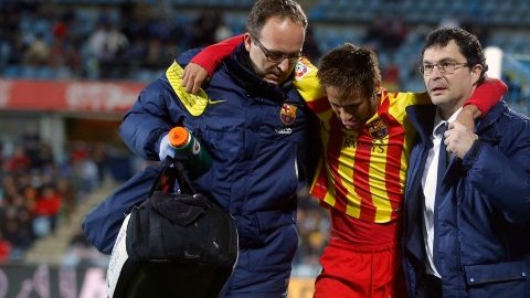 Neymar salió lesionado al minuto 28 del primer tiempo, del duelo entre Getafe y Barcelona, en la Copa del Rey