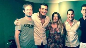 Dalma Maradona con los componentes de Apolo, la banda del novio de su hermana.