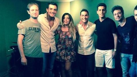 Dalma Maradona con los componentes de Apolo, la banda del novio de su hermana.