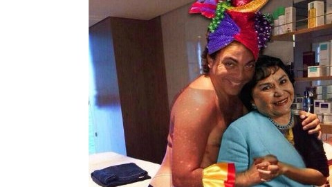Cristian Castro se vistió de rumbera en esta ocasión cogiendo la mano de Carmen Salinas.