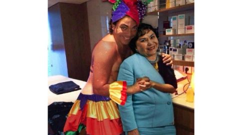 Cristian Castro se vistió de rumbera en esta ocasión cogiendo la mano de Carmen Salinas.