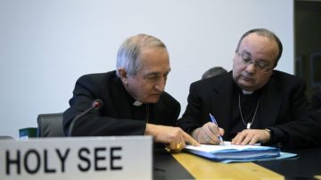 El representante de la Santa Sede ante Naciones Silvano Tomasi (d), conversa con el fiscal en los casos de pedofilia de la congregación vaticana Charles Scicluna.