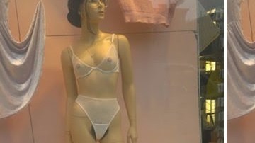 Algunos curiosos le toman fotos a los maniquíes de American Apparel en la calle East Houston.