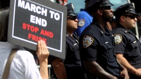 Las manifestaciones en contra de la práctica conocida como "detención y cacheo" ("Stop & Frisk) han puesto en jaque a la policía de Nueva York.